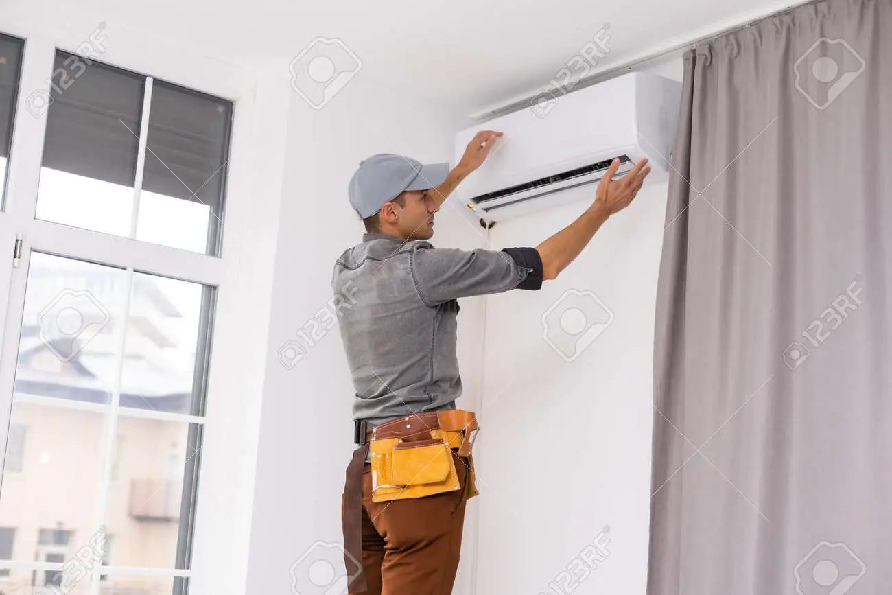181700409-joven-reparación-aire-acondicionado-posición-en-tijera 181700409-joven-reparación-aire-acondicionado-posición-en-tijera